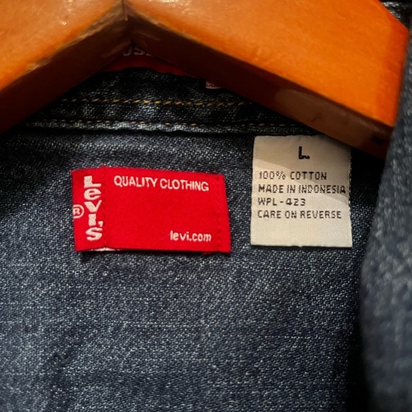 Levi’s Red Tab Men's Denim Button-up Shirt Size Large - Medium Wash Loose Fit - Picture 6 of 8